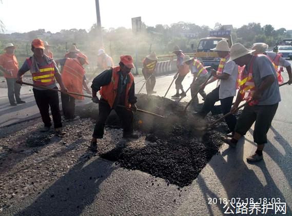 陕西：眉县公路段积极开展雨后路面病害修复工作